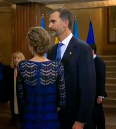 Dña. Letizia, de azul zig-zag de Varela, en los Premios Príncipe de Asturias. Primeras imágenes