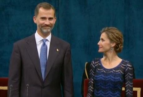 Dña. Letizia, de azul zig-zag de Varela, en los Premios Príncipe de Asturias. Primeras imágenes