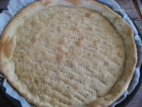 COCA DE SETAS CON ANCHOAS Y QUESO DE CABRA