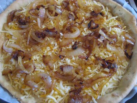 COCA DE SETAS CON ANCHOAS Y QUESO DE CABRA