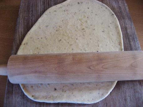 COCA DE SETAS CON ANCHOAS Y QUESO DE CABRA