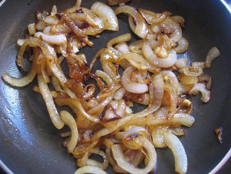 COCA DE SETAS CON ANCHOAS Y QUESO DE CABRA