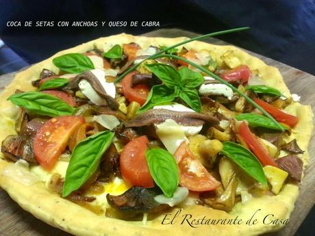 COCA DE SETAS CON ANCHOAS Y QUESO DE CABRA