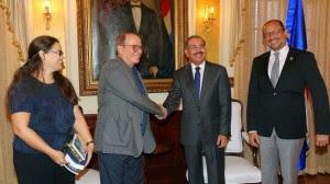 Danilo recibió hoy en Palacio a Silvio Rodríguez.