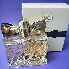 Este perfume de @Avonespana se llama Luck y me encanta! Con flores blancas y madera de sándalo entre otros! Es muy yo!!