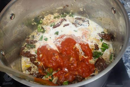 Rigatoni con espárragos verdes y tomates secos