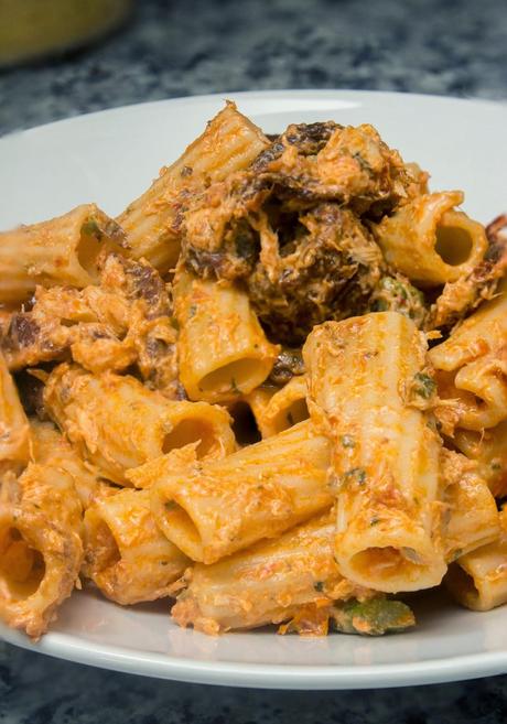 Rigatoni con espárragos verdes y tomates secos