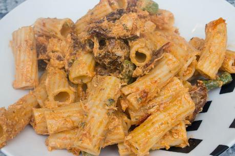 Rigatoni con espárragos verdes y tomates secos