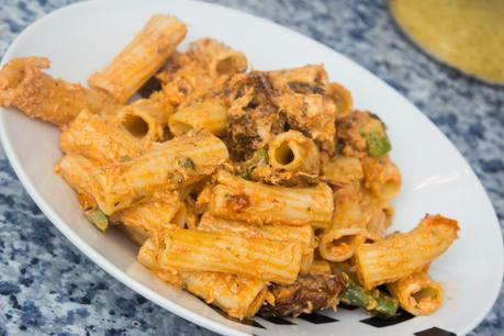 Rigatoni con espárragos verdes y tomates secos