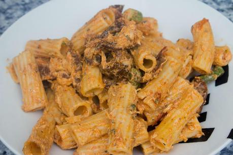 Rigatoni con espárragos verdes y tomates secos