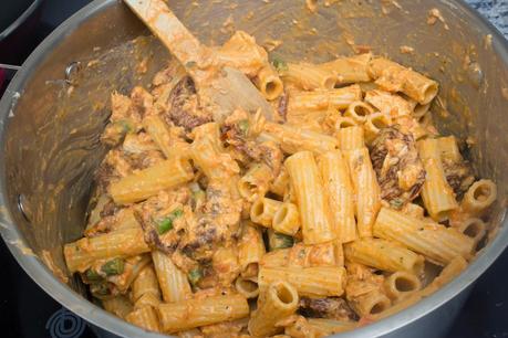 Rigatoni con espárragos verdes y tomates secos