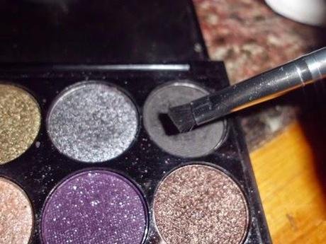 delineado de ojos negro