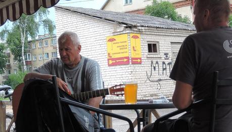 Un cantor casual y un borrachín.