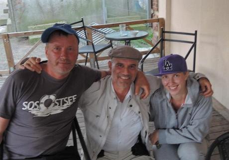 Con mis nuevos conocidos en una cervecería de Panevezys.