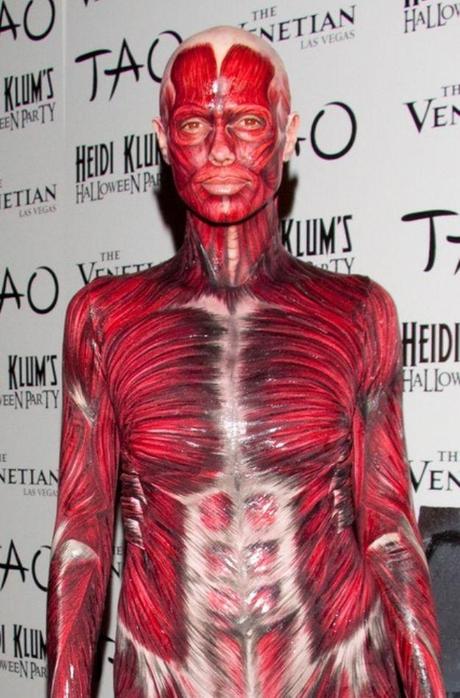 HEIDI KLUM VUELVE A SORPRENDER CON SU DISFRAZ DE HALLOWEEN