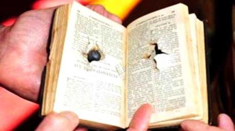 Una Biblia frena una bala junto al corazón de un policía