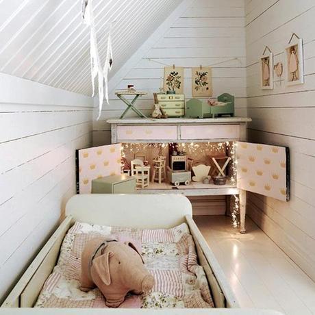 Mueble con puertas convertido en casita de muñecas