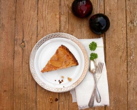 Tarta con ciruelas negras suave y melosa