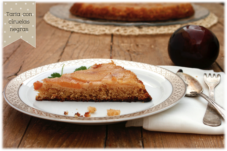 Tarta con ciruelas negras suave y melosa