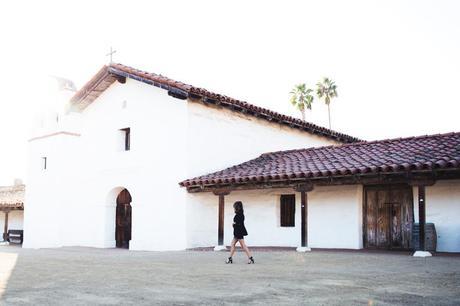 Leopard_Clutch-Clare_Vivier-Blazer-Senso_Sandals-Leather_Skirt-Outfit-Street_Style-57