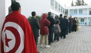 Imagen de archivo de tunecinos esperando para votar