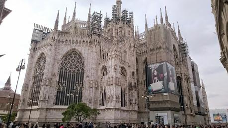Publicidad exterior en el Duomo de Milán