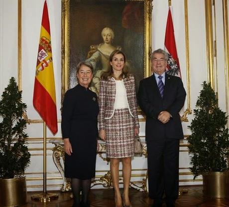 Dña. Letizia llega a Austria con traje estilo Chanel, de Felipe Varela