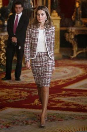 Dña. Letizia llega a Austria con traje estilo Chanel, de Felipe Varela