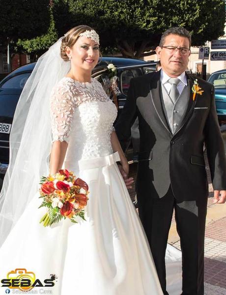 Novia y padre posando con ramo de novia floristería Juani en la glorieta Totana