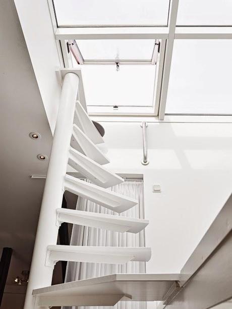 Blanco predominante en el interiorismo de este dúplex en Suecia