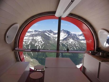 Interior del Refugio Gervasutti en los Alpes