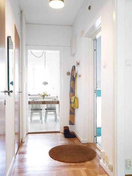 Diseños de los 60 en un piso muy actual sillas serie 7 lampara flower pot lampara aj estilo nórdico escandinavo mitad de siglo estilo moderno contemporáneo estilo mid century modern estantería string diseños de los 60 decoración decoración de salones decoración de interiores blog