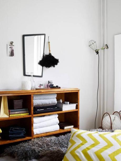 Diseños de los 60 en un piso muy actual sillas serie 7 lampara flower pot lampara aj estilo nórdico escandinavo mitad de siglo estilo moderno contemporáneo estilo mid century modern estantería string diseños de los 60 decoración decoración de salones decoración de interiores blog