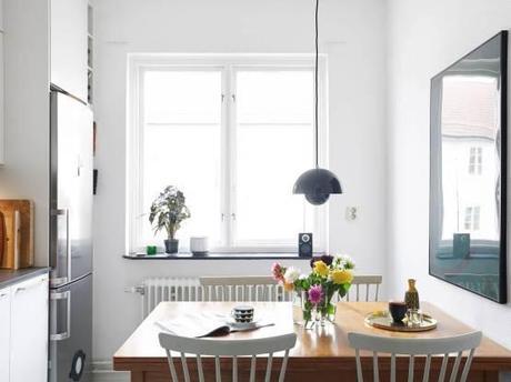 Diseños de los 60 en un piso muy actual sillas serie 7 lampara flower pot lampara aj estilo nórdico escandinavo mitad de siglo estilo moderno contemporáneo estilo mid century modern estantería string diseños de los 60 decoración decoración de salones decoración de interiores blog