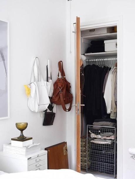 Diseños de los 60 en un piso muy actual sillas serie 7 lampara flower pot lampara aj estilo nórdico escandinavo mitad de siglo estilo moderno contemporáneo estilo mid century modern estantería string diseños de los 60 decoración decoración de salones decoración de interiores blog