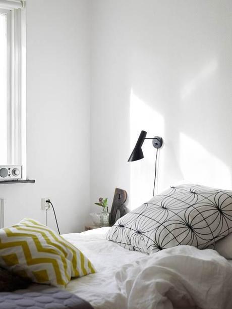 Diseños de los 60 en un piso muy actual sillas serie 7 lampara flower pot lampara aj estilo nórdico escandinavo mitad de siglo estilo moderno contemporáneo estilo mid century modern estantería string diseños de los 60 decoración decoración de salones decoración de interiores blog