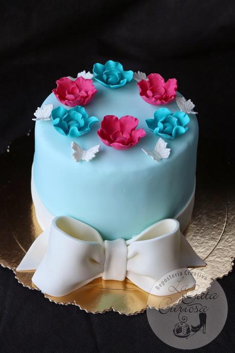 TARTA FONDANT CON LAZO Y FLORES PARA AMALIA