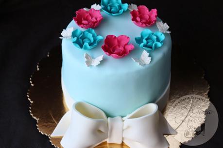 TARTA FONDANT CON LAZO Y FLORES PARA AMALIA