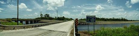 Glades Cut Off Road cruzando el Canal C-24. A la izquierda el puente de la Florida East Coast Railroad
