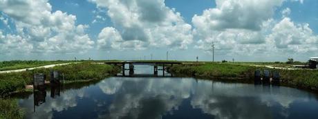 Miami Canal mirando hacia el norte al cruzar a la orilla oeste, enfrente un puente del tren