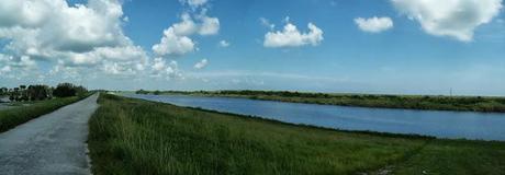 Desde el Herbert Hoover Dike, a la izquierda el John Stretch Memorial Park, a la derecha Ritta Island