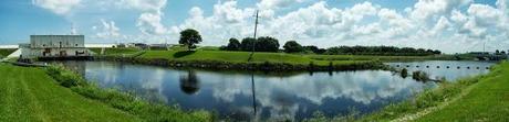 Comienzo del Miami Canal, a la izquierda el dique y el lago Okeechobee, a la derecha la US 27