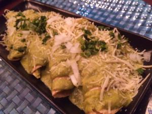 Enchiladas poblanas (pollo por dentro y salsa de chile poblano por fuera)