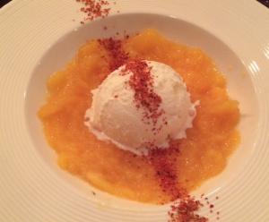 Mango con helado de macarpone y  chili piquín