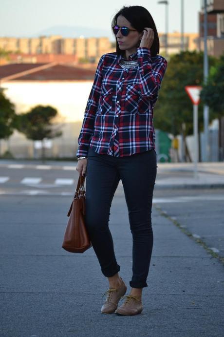 Look: cuadros + jeans + Oxford