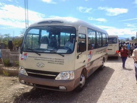 Gobierno dona dos autobuses a estudiantes de Mena de Tamayo.