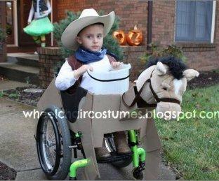 Una madre crea disfraces geniales para su hijo en silla de ruedas