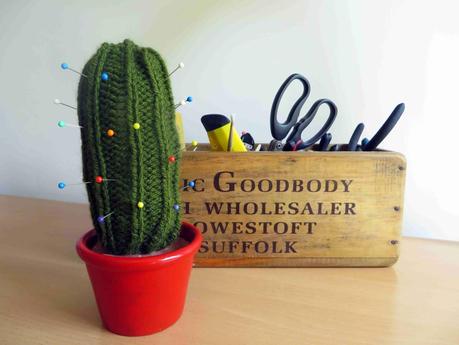 Tutorial: cactus alfiletero de punto. Patrón gratuito. / Tutorial: knitted cactus pincushion. Free pattern.