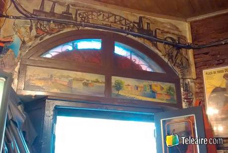 pinturas en el interior del Bar La Perla