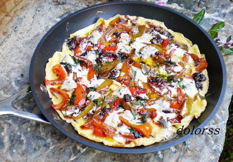 Tortilla abierta de pimientos y tomates secos